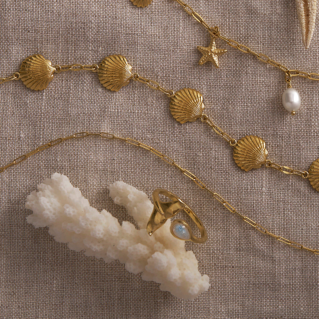 Whale Tail Moonstone Ring Gold