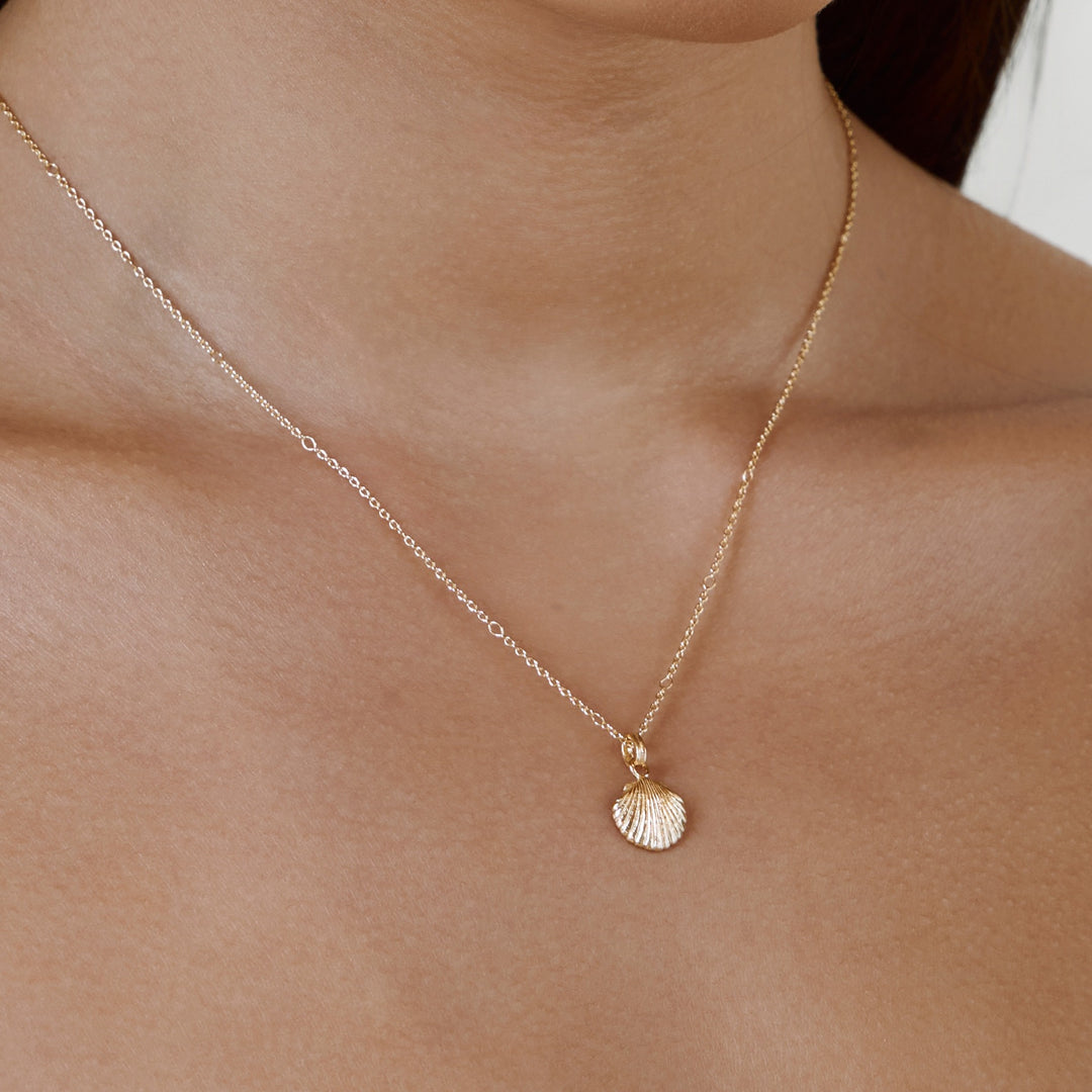 Textured Seashell Necklace Gold