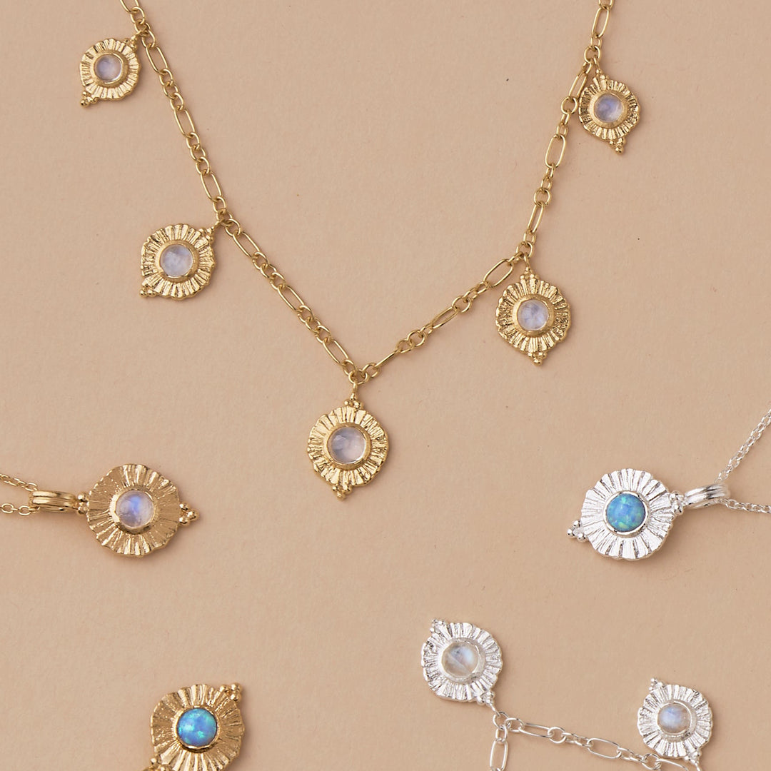 Dreamy Veya Moonstone Necklace Gold