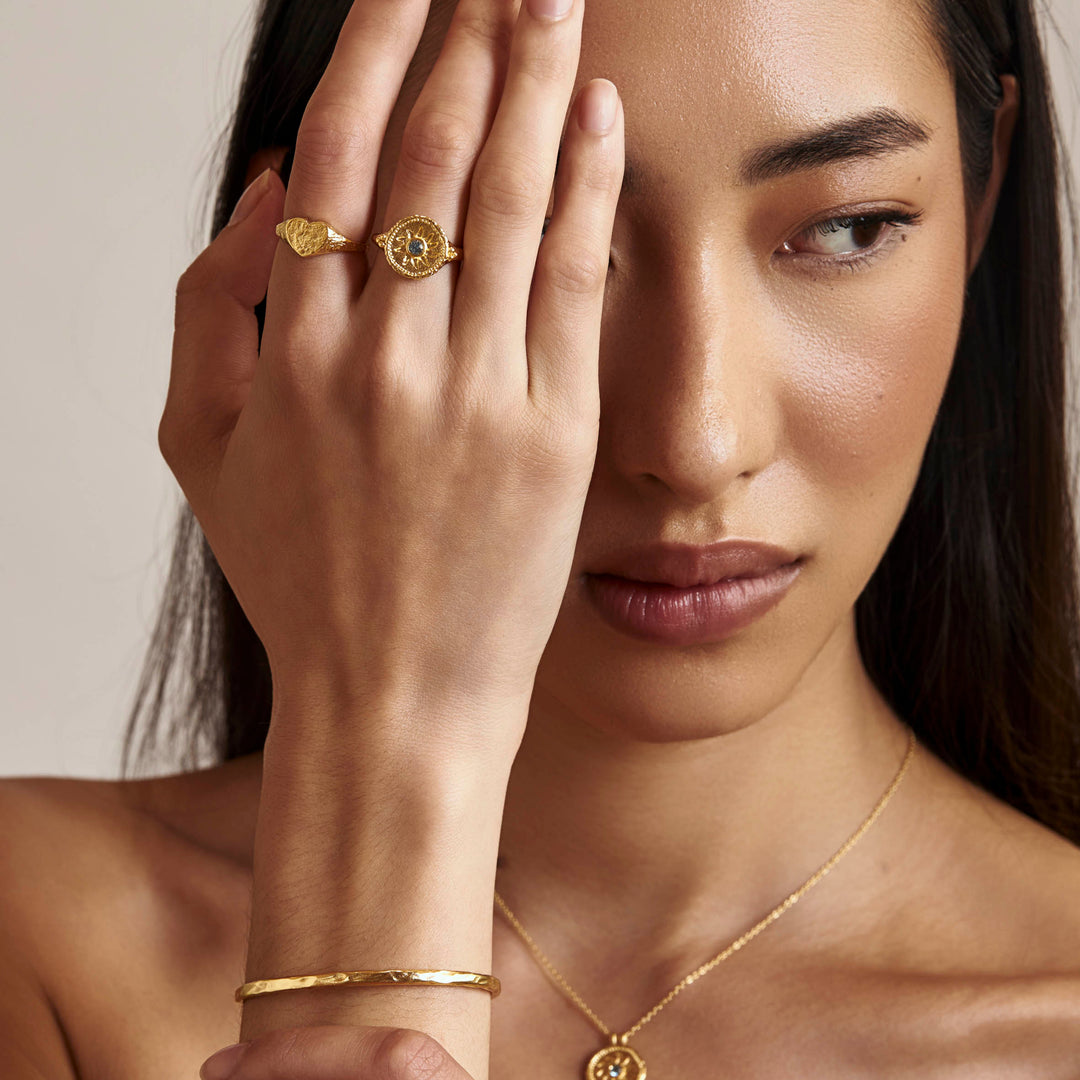 Textured Amore Signet Ring Gold