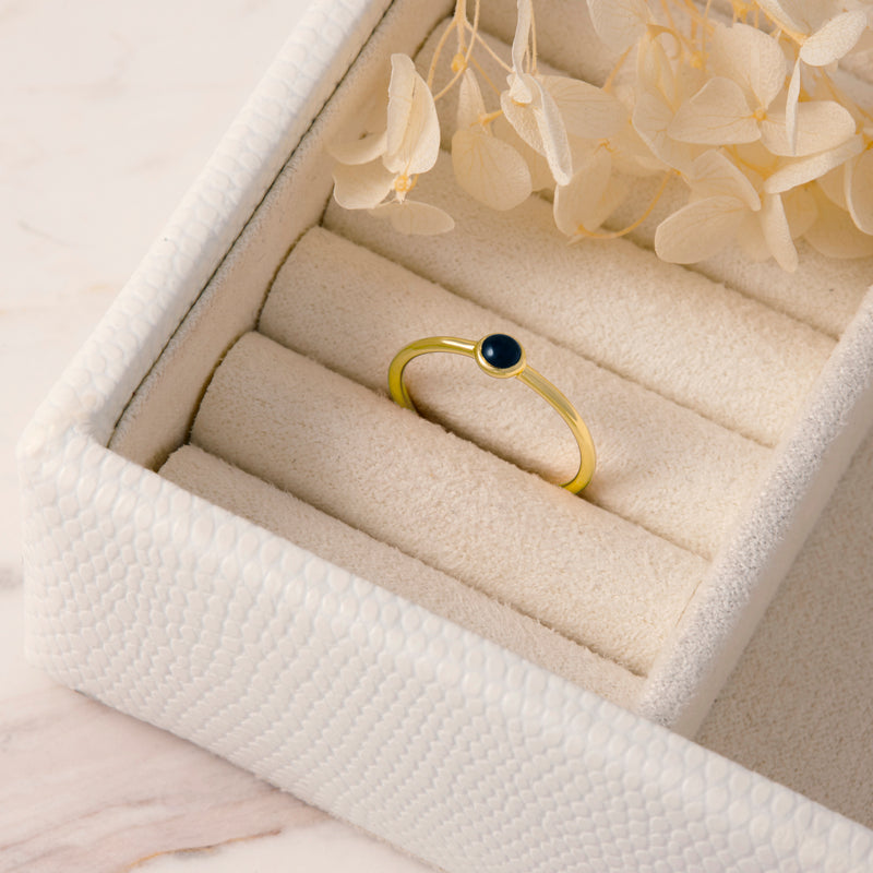 Delicate Onyx Ring Gold