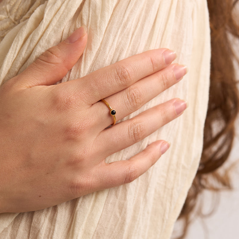 Delicate Onyx Ring Gold