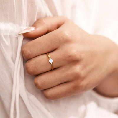 Solitaire Moonstone Ring Gold